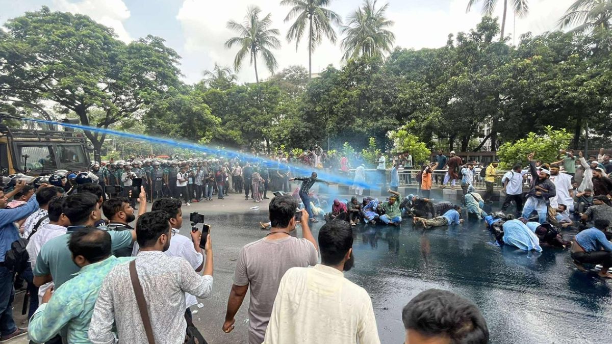প্রেস ক্লাবে আন্দোলনকারীদের ওপর জলকামান নিক্ষেপ