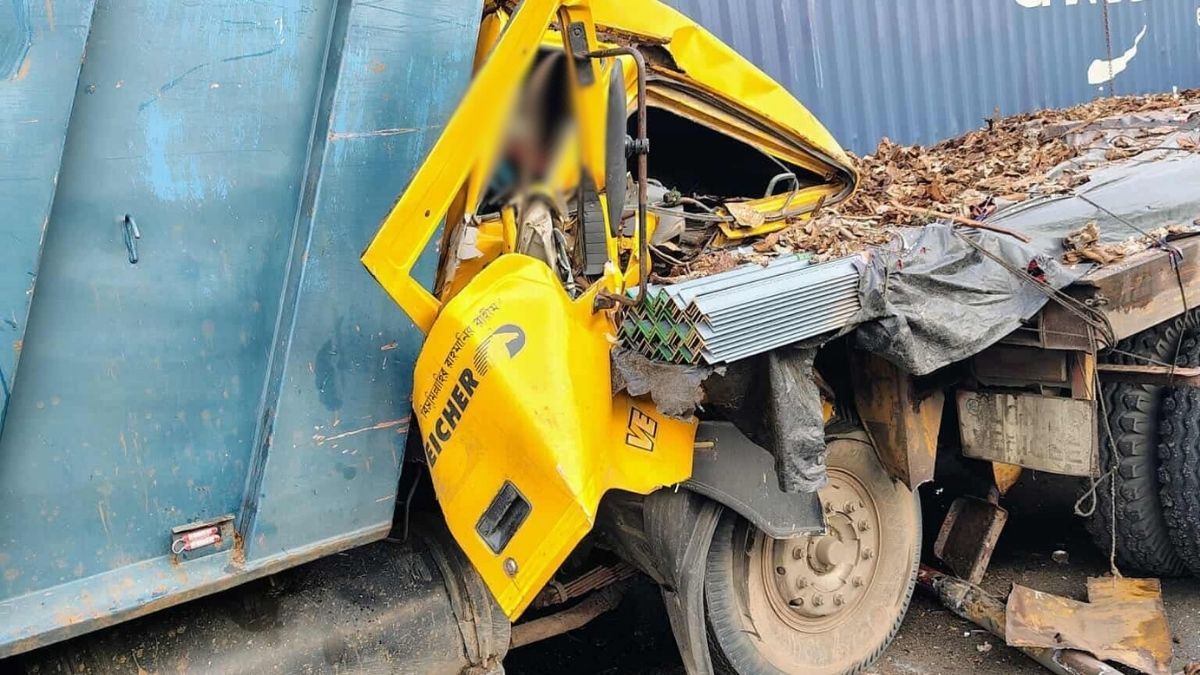 চলন্ত লরির পেছনে ড্রাম ট্রাকের ধাক্কায় নিহত ২