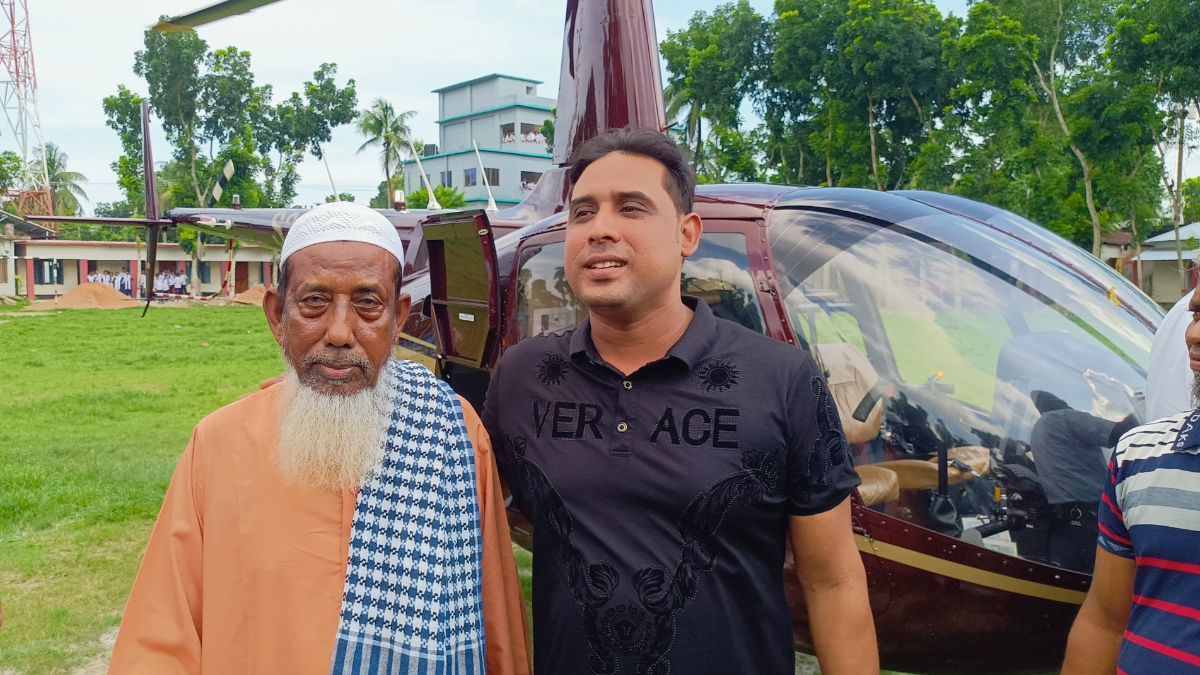 হেলিকপ্টারে চড়িয়ে বৃদ্ধ চাচার স্বপ্ন পূরণ করলেন ভাতিজা