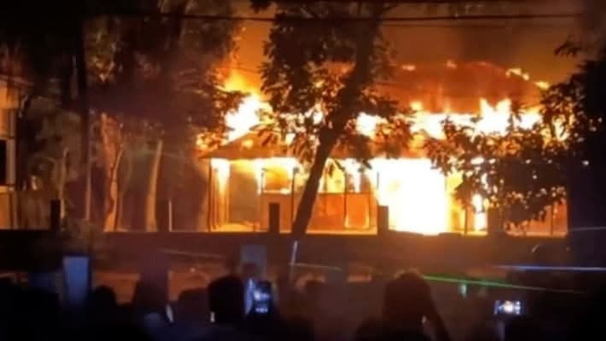 ব্রাহ্মণবাড়িয়ায় একটি ফুল ছেঁড়া নিয়ে সংঘর্ষ, পুলিশসহ আহত ৩০