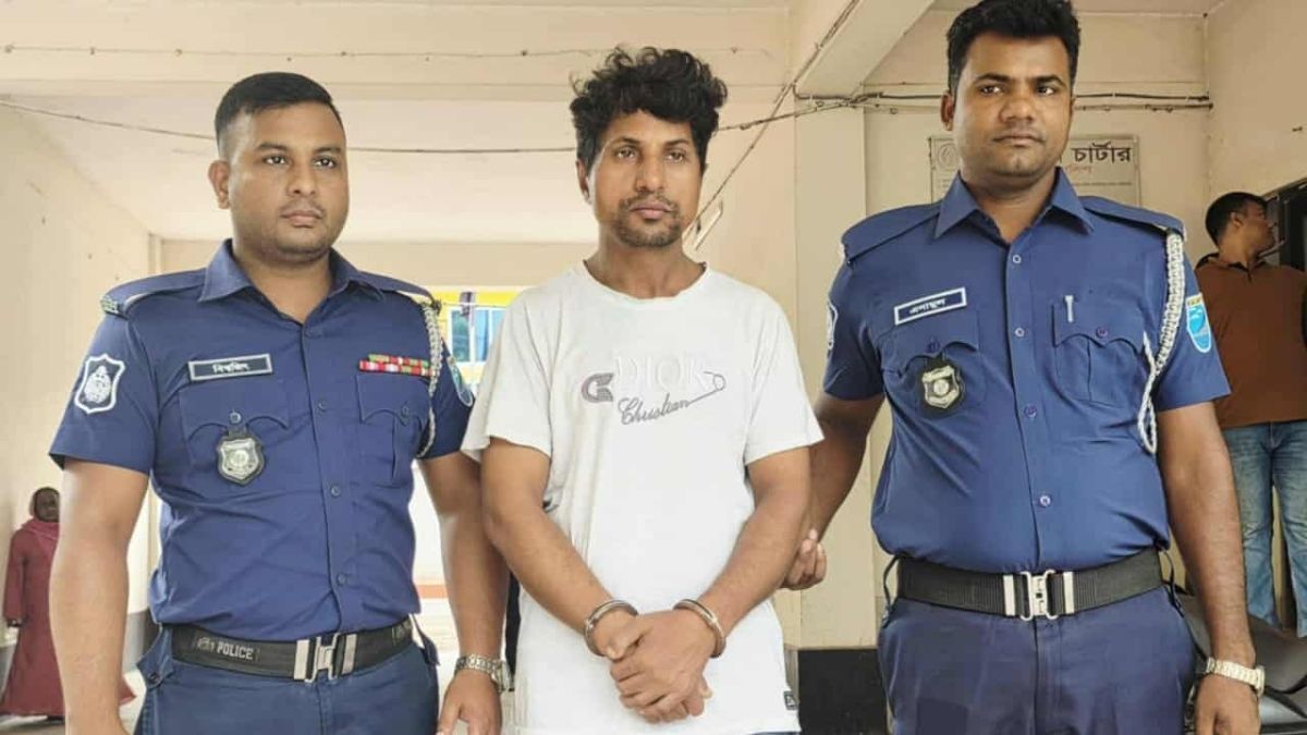৪ স্কুলছাত্রীকে ধর্ষণের অভিযোগে শিক্ষক গ্রেপ্তার