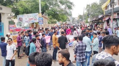 বরিশালে ৫ দাবিতে সড়ক অবরোধ বিএম কলেজ শিক্ষার্থীদের