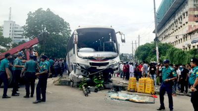 সড়ক ছেড়ে ডিভাইডারে বাস, প্রাণ গেল পথচারীর