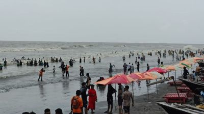 বৈরী আবহাওয়াতেও কুয়াকাটায় হাজারো পর্যটক