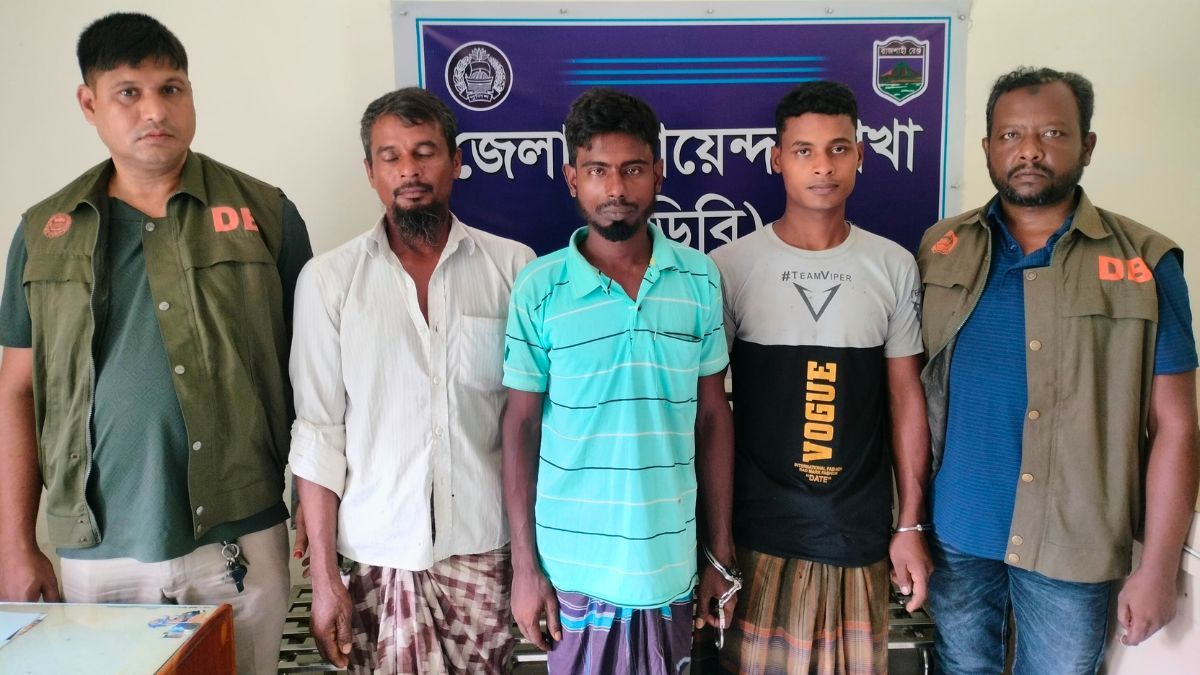 নাচোলে ভ্যান ছিনতাই করতে গলা কেটে হত্যা, গ্রেপ্তার ৩