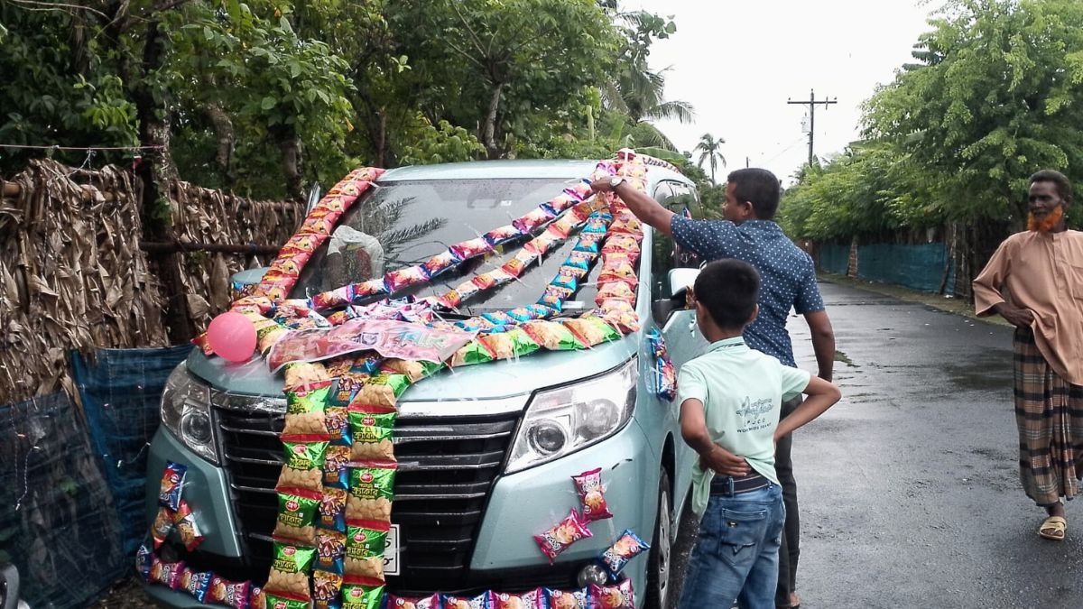 ফুল নয়, চিপসেই সাজল বরযাত্রীর গাড়ি