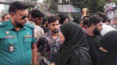 সায়েন্স ল্যাব মোড়ে সোয়া ঘণ্টা অবরোধ আইডিয়াল শিক্ষার্থীদের