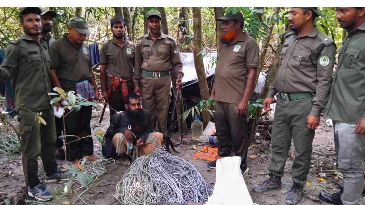 সুন্দরবনে ৩০০ ফাঁদসহ হরিণ শিকারি আটক