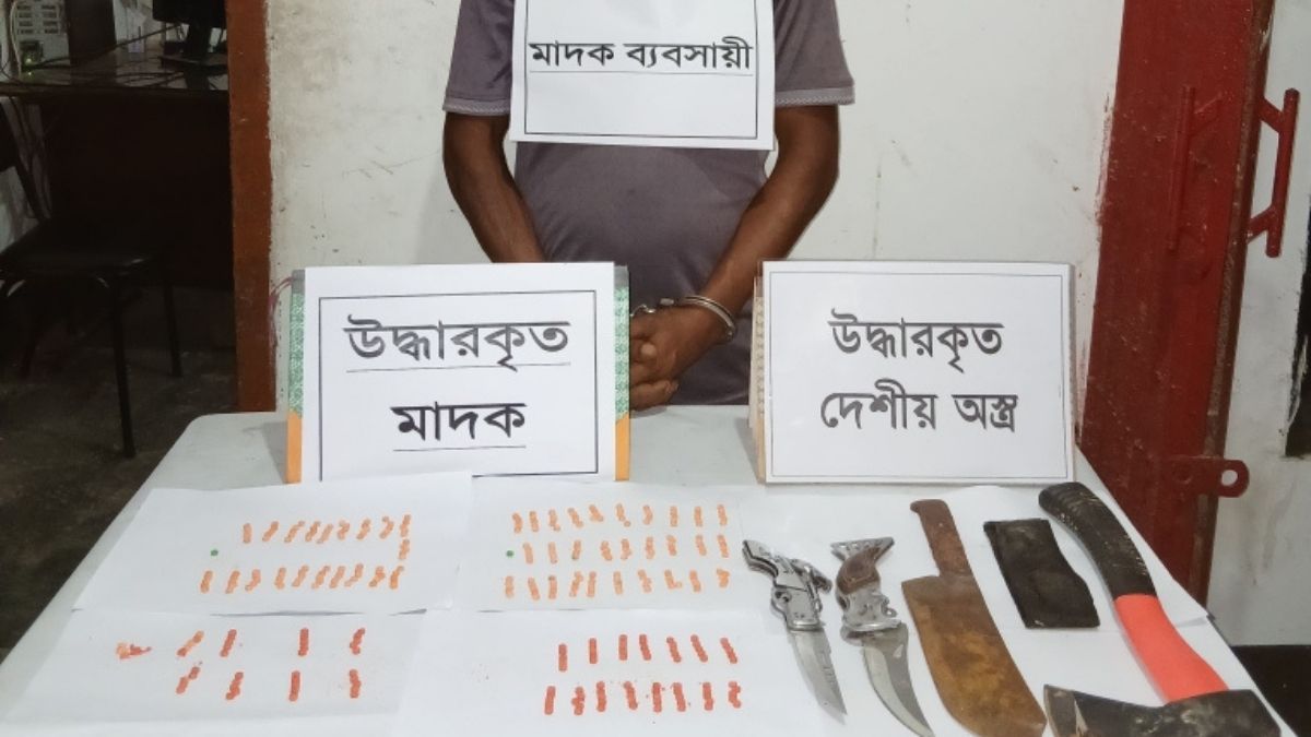 চাঁদপুরে দেশীয় অস্ত্রসহ মাদক কারবারি গ্রেপ্তার