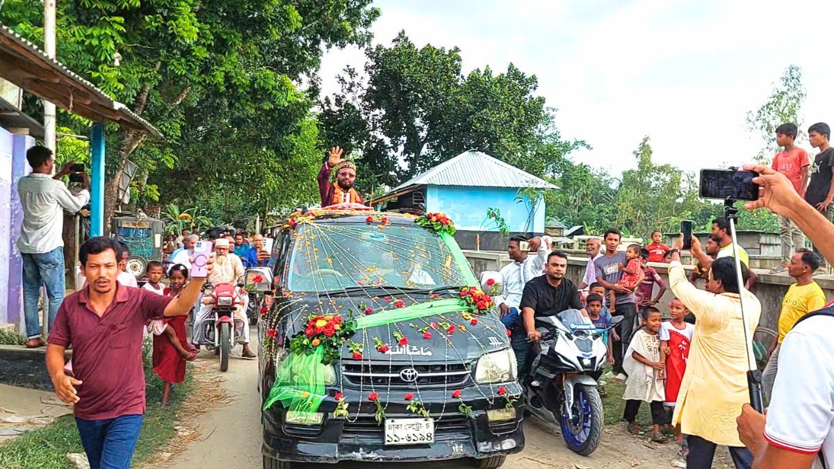 বীরগঞ্জে আদর্শ শিক্ষকের রাজকীয় বিদায়