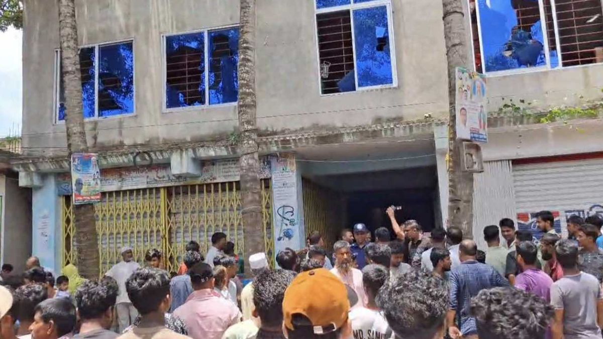 কুমিল্লার মুরাদনগরে একই পরিবারের ৩ জনকে কুপিয়ে হত্যার অভিযোগ