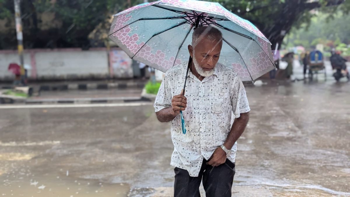 ঢাকায় হালকা বৃষ্টির আভাস, কমতে পারে গরম