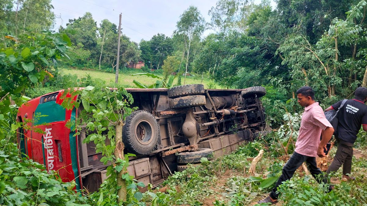 বীরগঞ্জে বিআরটিসি বাস খাদে পড়ে নিহত ১, আহত ১০