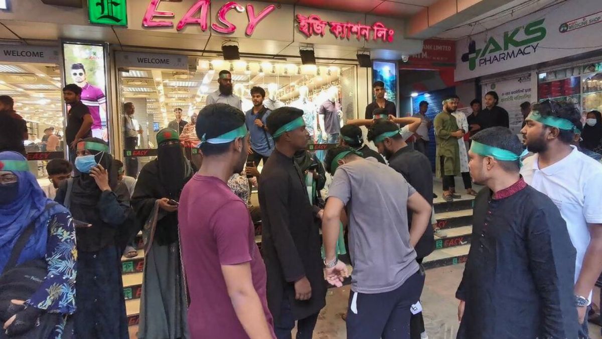 বৃষ্টি উপেক্ষা করে পাবনার শহীদ চত্বরে আসছেন ছাত্র-জনতা