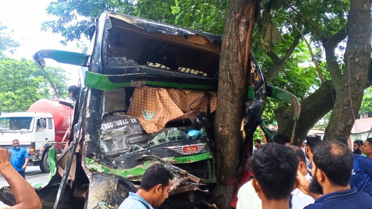 গজারিয়ায় ট্রাক-বাস সংঘর্ষে হেলপার নিহত, আহত ১৫