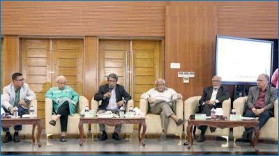 দলগুলোকে কিছু চাপিয়ে দিচ্ছে না ঐকমত্য কমিশন : আলী রীয়াজ