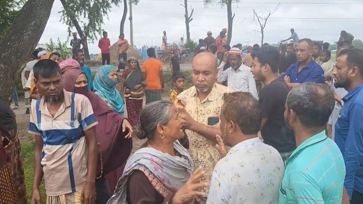 হাসপাতালে যাবার পথে ট্রাকচাপায় বাবা-ছেলে নিহত