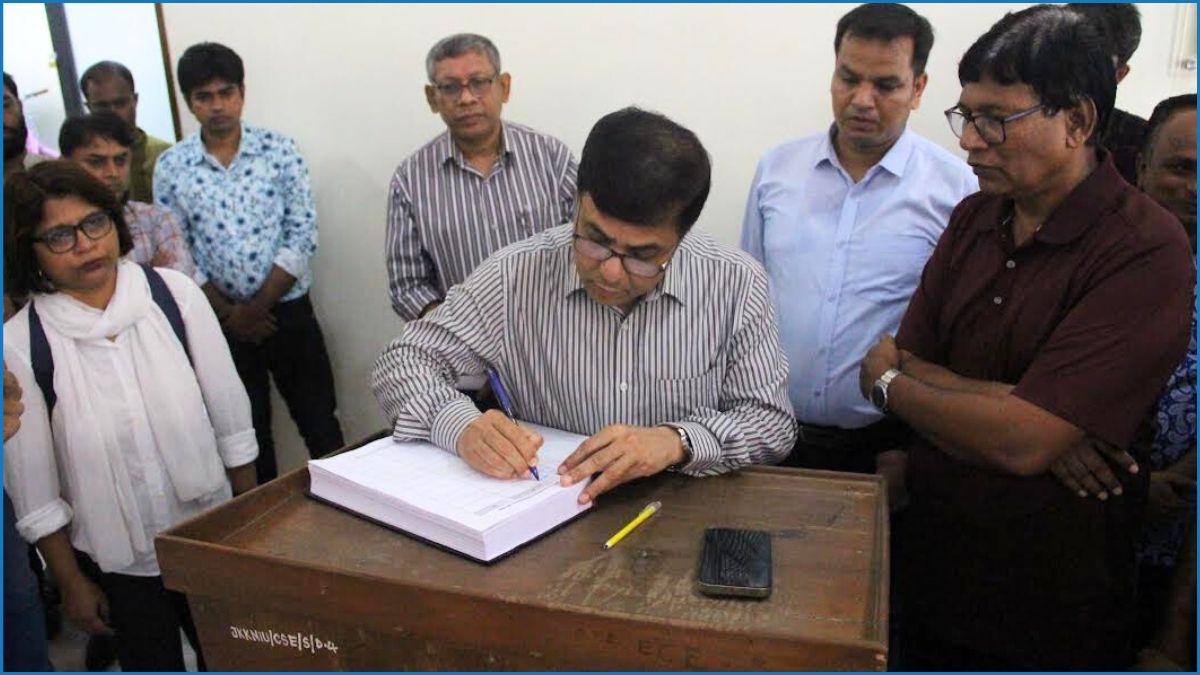 ‘জুলাই হত্যাকাণ্ডের’ বিচার দাবিতে নজরুল বিশ্ববিদ্যালয়ে গণস্বাক্ষর