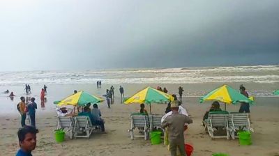 উত্তাল সমুদ্র, মৃত্যুর পরও কক্সবাজার সৈকতে পর্যটকদের ভিড়