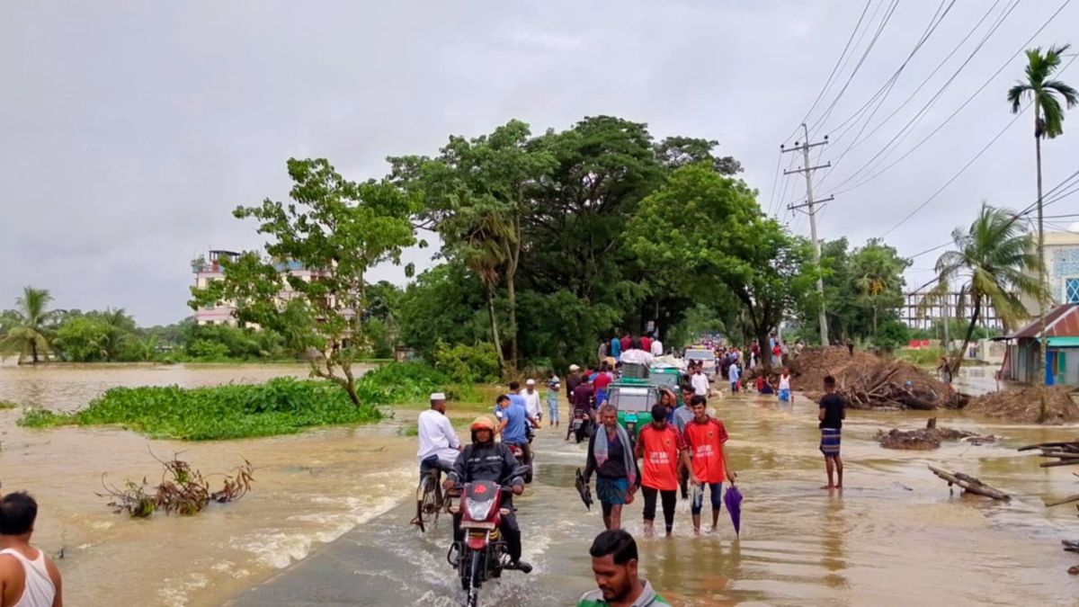 ছাগলনাইয়ায় বন্যা পরিস্থিতির অবনতি, ঘরবাড়ি-রাস্তাঘাট প্লাবিত