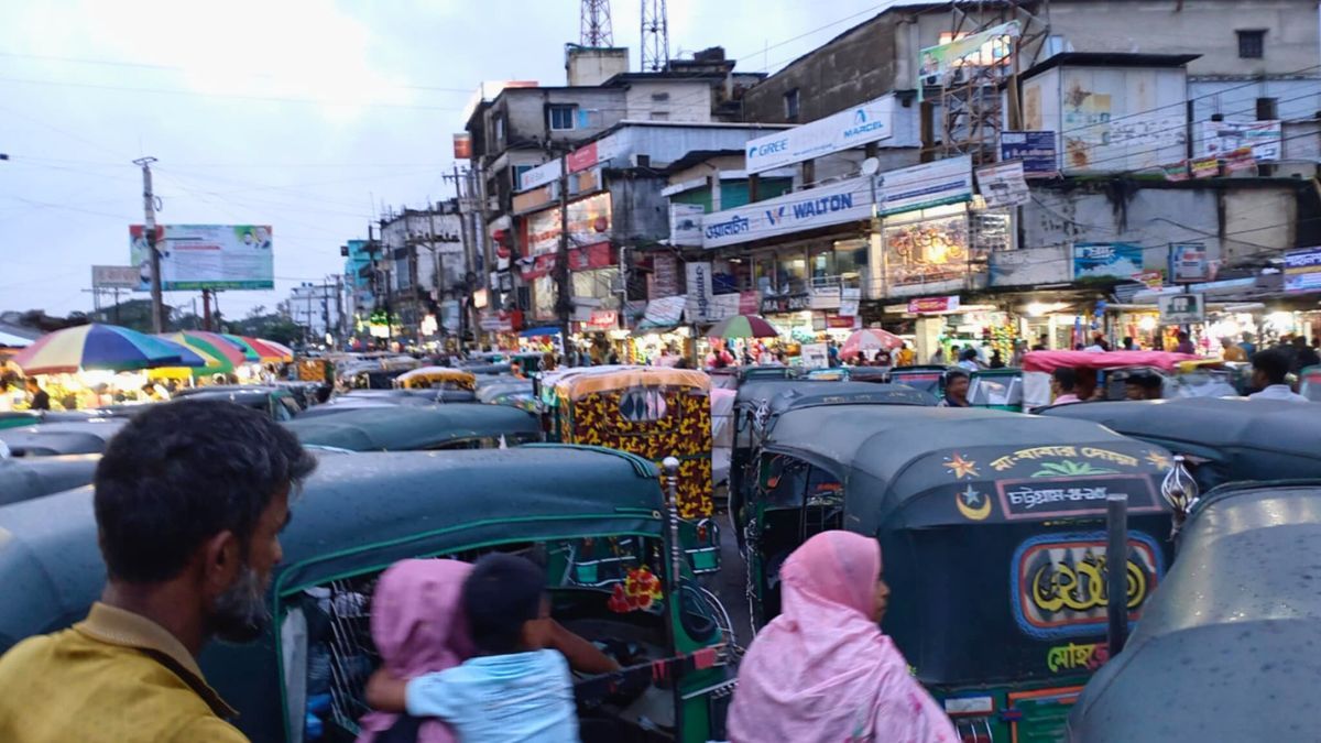 সিএনজি-অটোর দখলে চাতরী চৌমুহনী মোড়, ভোগান্তিতে হাজারো মানুষ