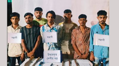 চাঁদপুরে দেশীয় অস্ত্রসহ কিশোর গ্যাংয়ের ৬ সদস্য গ্রেপ্তার