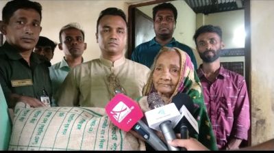 ৮০ বছরের আলেকজানের ঘরে বিদ্যুৎ ও খাবার পৌঁছে দিলেন ইউএনও শাহ আলম