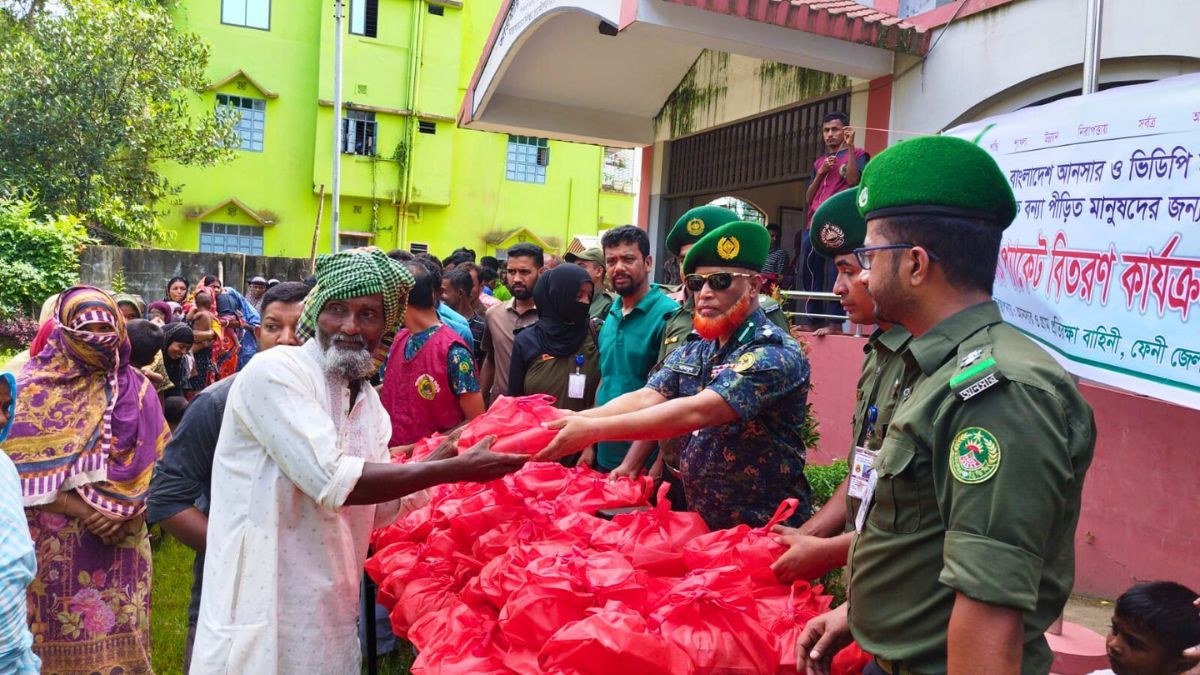 ফেনীতে বন্যার্তদের পাশে আনসার ভিডিপি, ৫ শতাধিক পরিবার পেল খাবার
