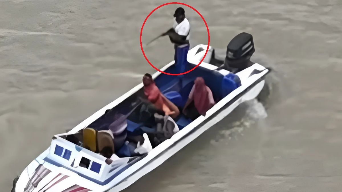 গুলির মুখে ইজারাদার, থমকে গেছে নৌ-চ্যানেলের কার্যক্রম!