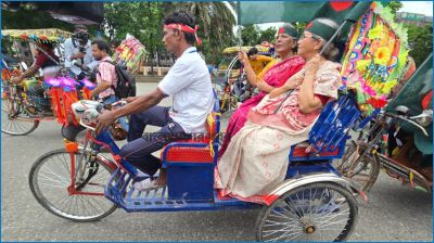 ‘নিষিদ্ধ রিকশা’য় চড়ে র‌্যালিতে অংশ নিলেন ২ উপদেষ্টা