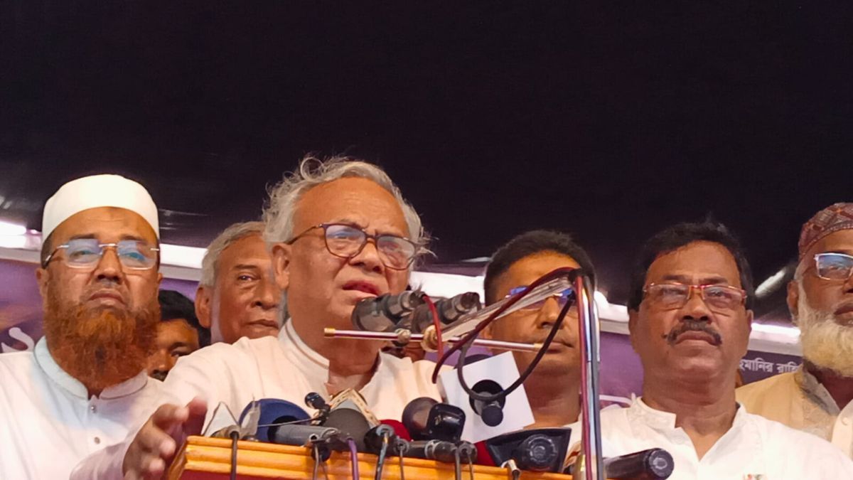 তারেক রহমান ‘গণতন্ত্রের ধ্রুবতারা’, ড. ইউনূস ‘অসৎ নন’