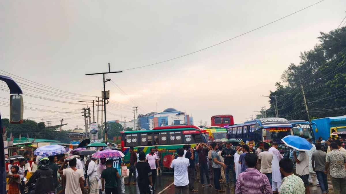 গোপালগঞ্জের ঘটনার প্রতিবাদে ঢাকা-আরিচা ও নবীনগর-চন্দ্রা মহাসড়ক অবরোধ