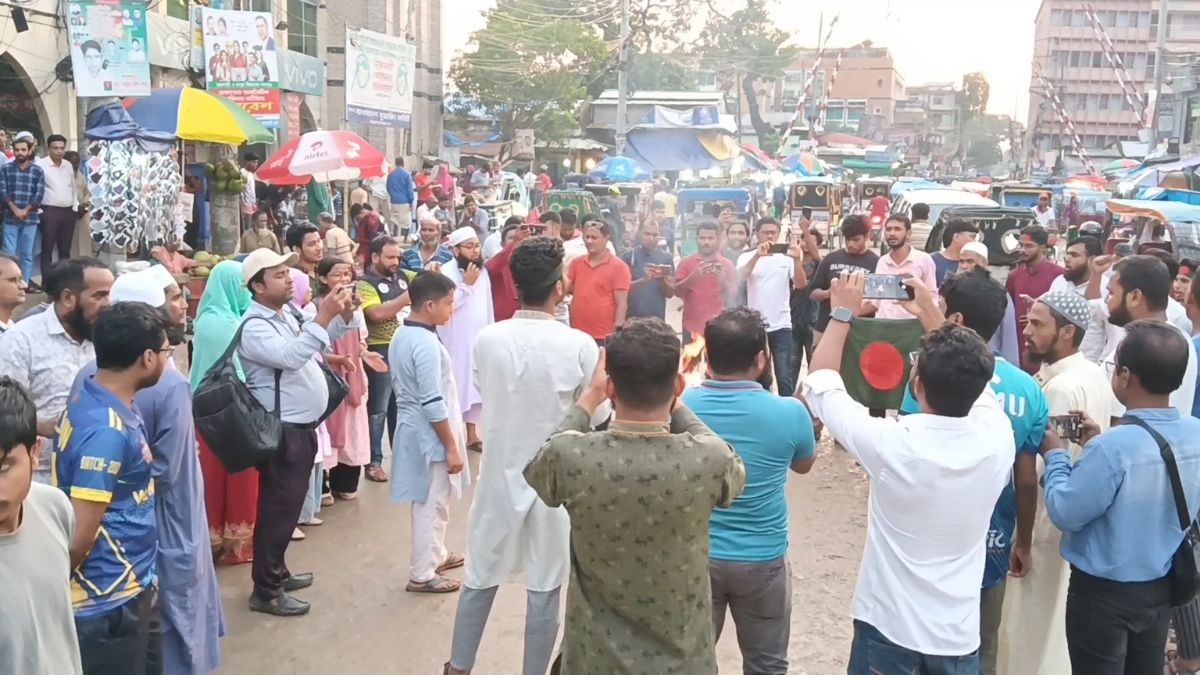 গোপালগঞ্জে হামলার প্রতিবাদে জয়পুরহাটে এনসিপির সড়ক অবরোধ