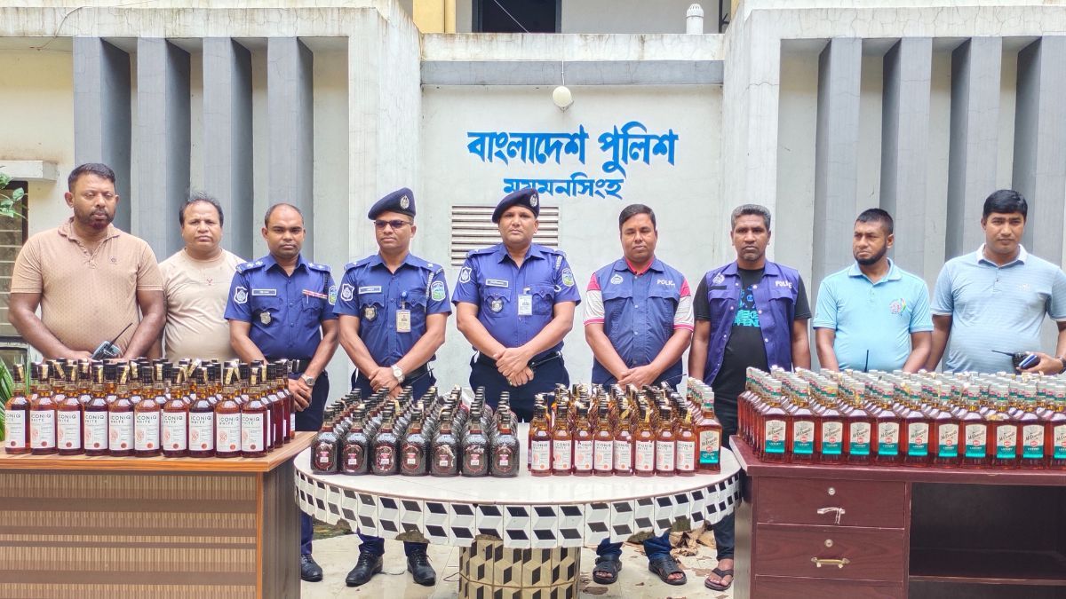 ময়মনসিংহে বিপুল পরিমাণ ভারতীয় মদসহ প্রাইভেটকার জব্দ