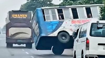 শ্রীপুরে ২ বাসের পাল্লা, সড়কের বিভাজকে উঠে গেল মিনিবাস