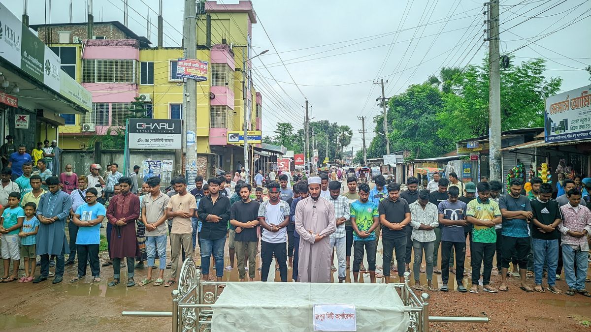 রংপুর সিটি করপোরেশনকে 'মৃত' ঘোষণা, গায়েবানা জানাজা পড়লেন এলাকাবাসী