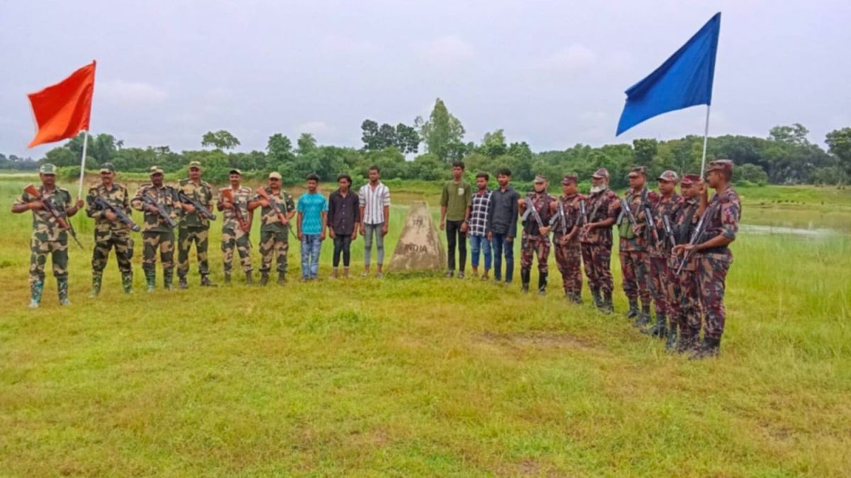 ভারত থেকে ফেরার পথে ঠাকুরগাঁও সীমান্তে ৬ বাংলাদেশি আটক