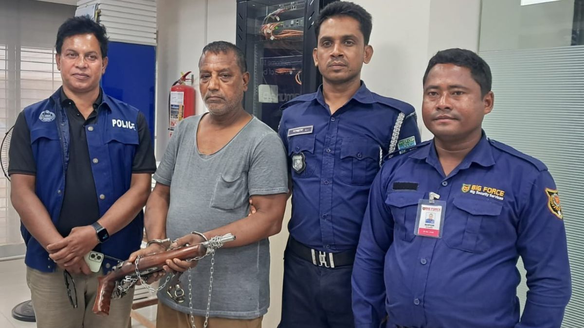 রংপুরে ৪৯ ভুয়া অস্ত্রের লাইসেন্সসহ গ্রেপ্তার ১