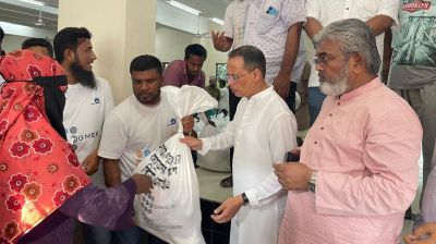 ফেনীতে বন্যার্তদের মাঝে বিজিএমইএ’র ত্রাণ বিতরণ
