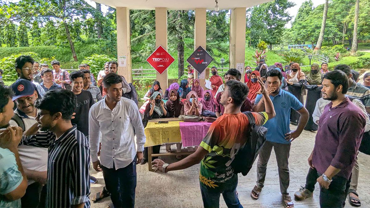 শিক্ষক নিয়োগের আশ্বাস, আন্দোলন ভেঙে ক্লাসে ফিরলেন কুবির শিক্ষার্থীরা