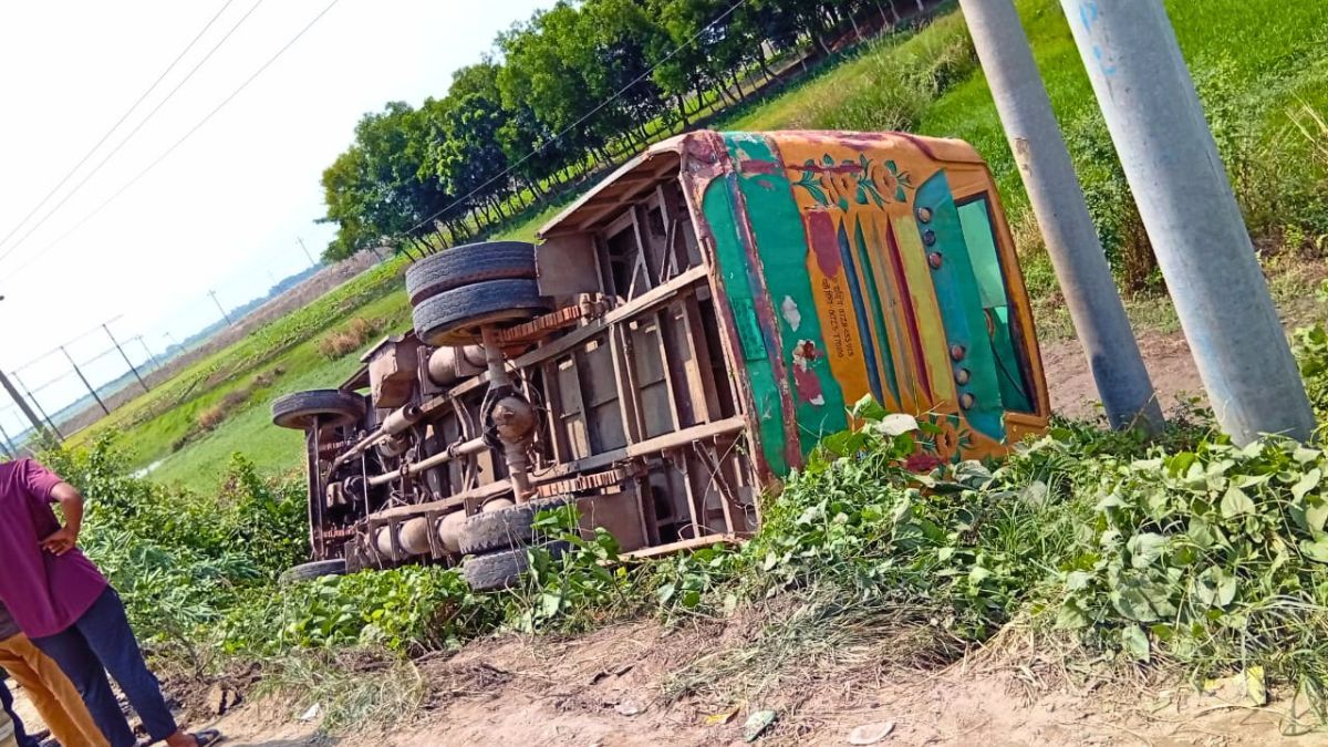 ব্রাহ্মণবাড়িয়ায় শ্রমিকবাহী বাস দুর্ঘটনায় আহত ৩০