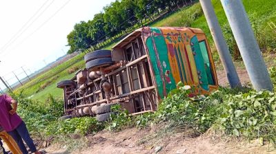 ব্রাহ্মণবাড়িয়ায় শ্রমিকবাহী বাস দুর্ঘটনায় আহত ৩০