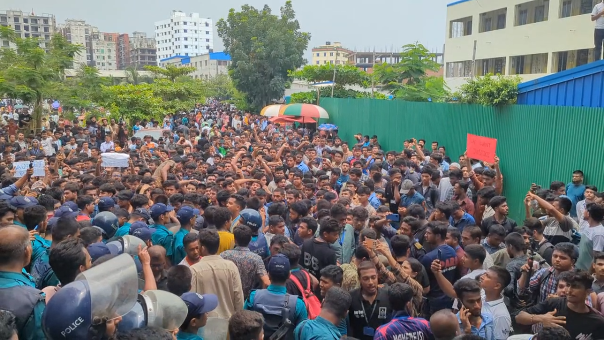 মাইলস্টোনে অবরুদ্ধ আইন উপদেষ্টা, ক্যাম্পাসজুড়ে থমথমে পরিস্থিতি