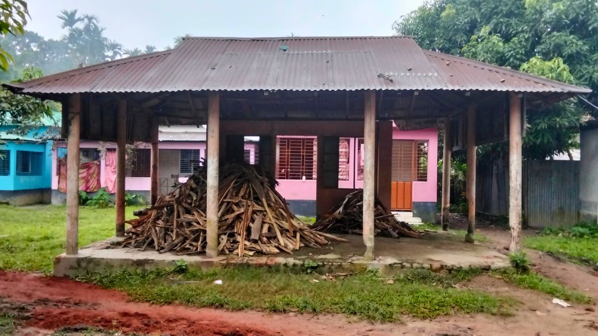 হারিয়ে যাচ্ছে গ্রামবাংলার ঐতিহ্য কাচারি ঘর