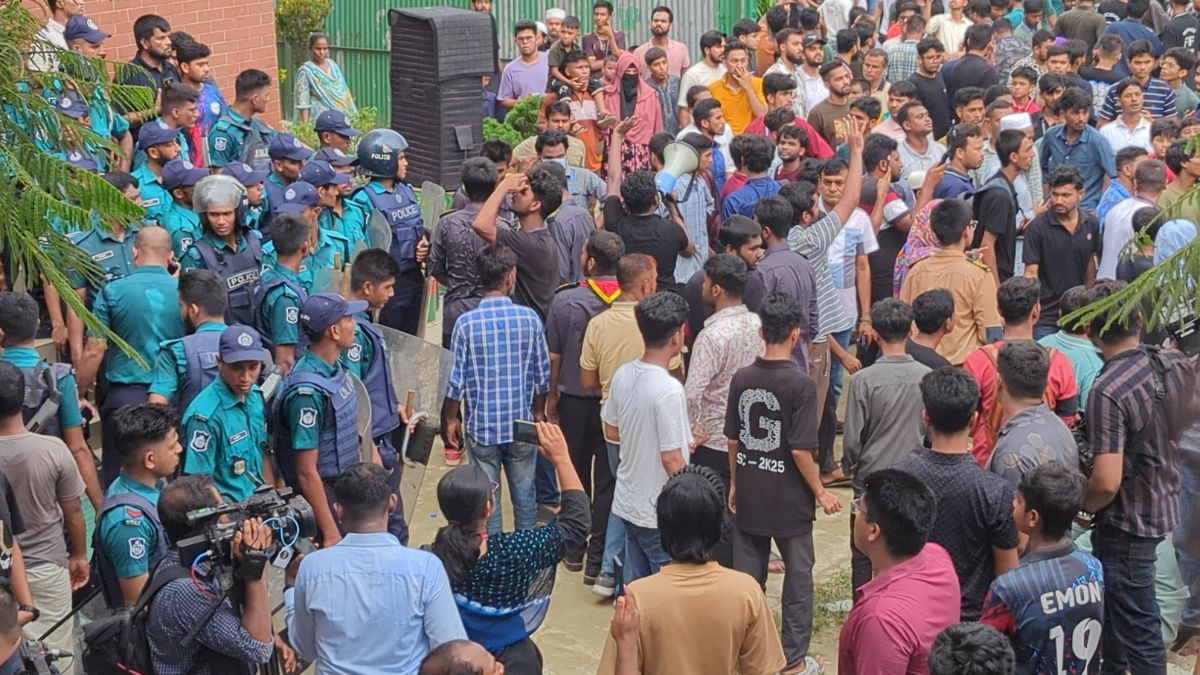 ক্যাম্পাস থেকে সাংবাদিকদের বের করে দিল শিক্ষার্থীরা