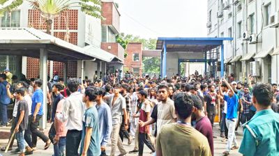 সচিবালয়ে ঢুকে পড়েছেন শিক্ষার্থীরা, চলছে লাঠিচার্জ-ধাওয়া ও পাল্টা ধাওয়া