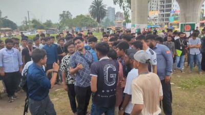 ৬ দাবিতে মাইলস্টোনের সামনে শিক্ষার্থীদের বিক্ষোভ