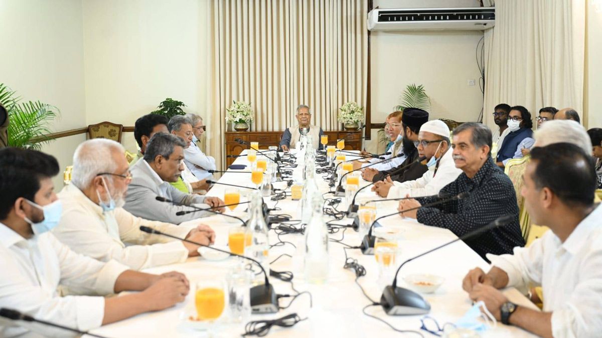 বিএনপি-জামায়াত-এনসিপির সঙ্গে প্রধান উপদেষ্টার বৈঠক চলছে