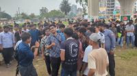 ৬ দাবিতে মাইলস্টোনের সামনে শিক্ষার্থীদের বিক্ষোভ