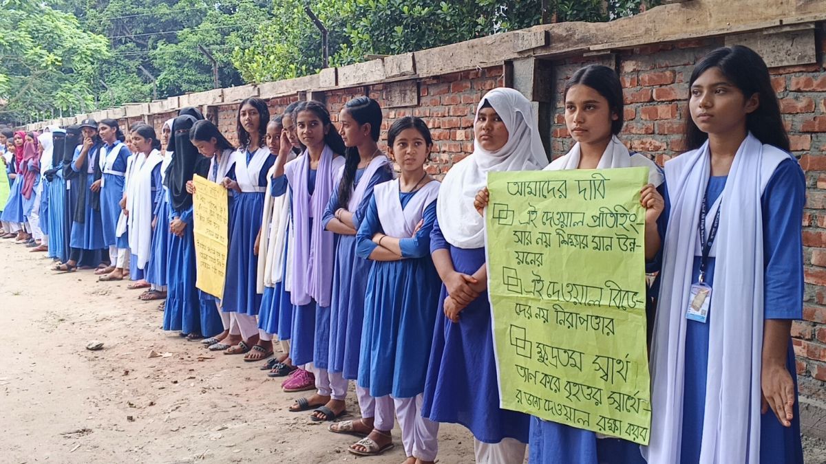বিদ্যালয়ের সুরক্ষা দেয়াল রক্ষায় শিবালয়ে মানববন্ধন